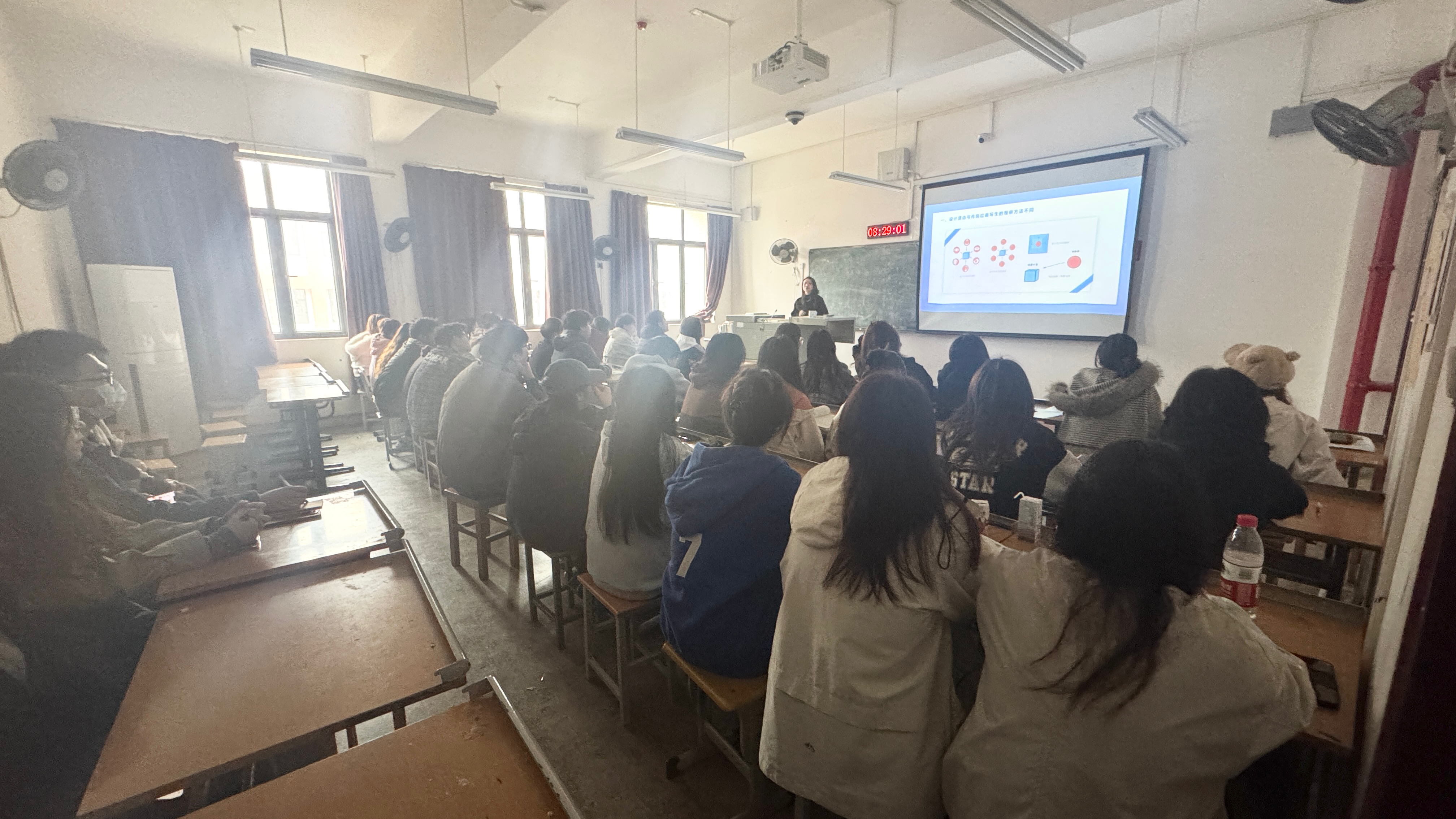 视觉传达设计系组织开展示范公开课